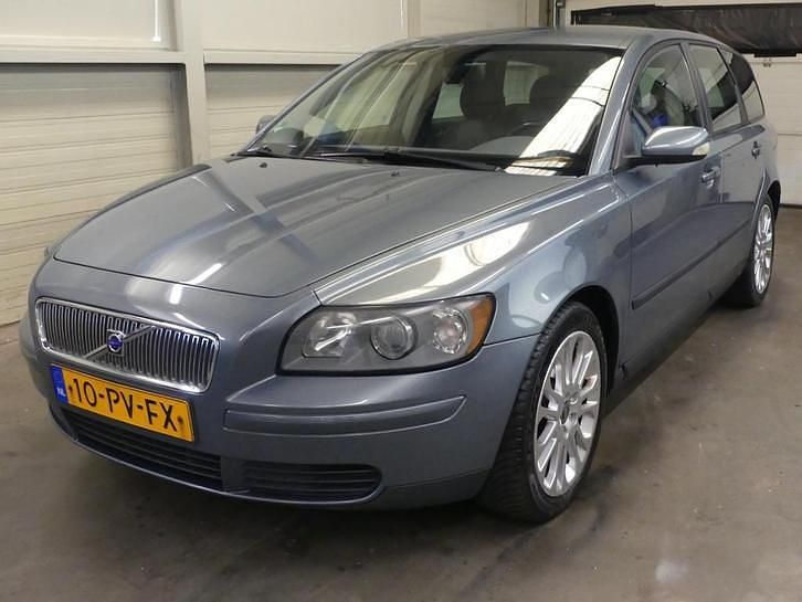 Groen Gebruikt 2005 Volvo V50 Momentum Stationwagen | € 2.495 (Eerlijke prijs) - Afbeelding 1/4
