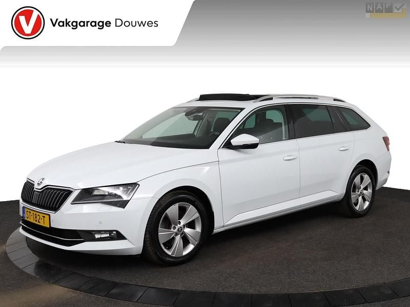 Wit Gebruikt 2018 Skoda Superb Business Line Stationwagen | € 19.950 (Eerlijke prijs) - Afbeelding 1/4