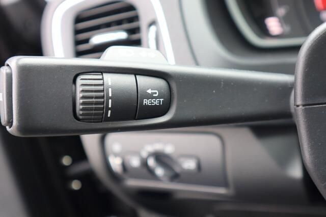 Occasion Volvo V40 Momentum 123 PK (90 kW) 2016 Zwart Stationwagen