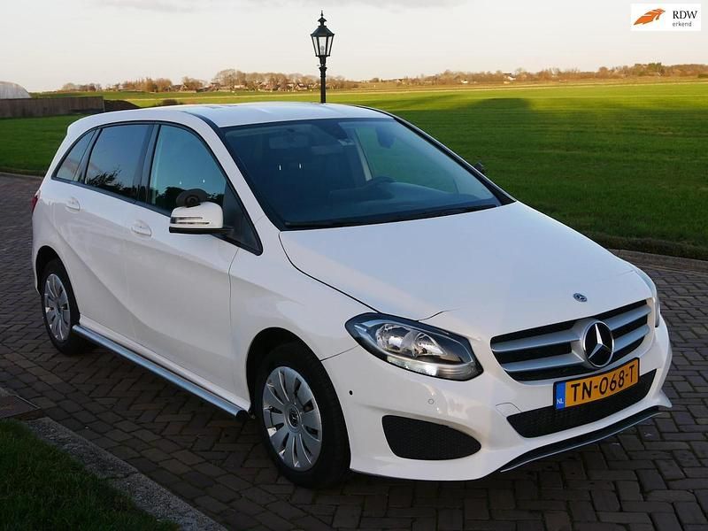 Wit Gebruikt 2018 Mercedes B220 Ambition MPV | € 5.999 (Eerlijke prijs) - Afbeelding 1/3