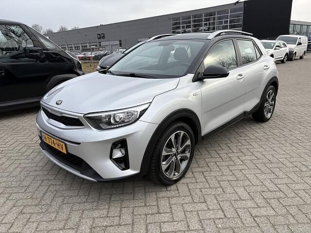 Grijs Occasion 2020 Kia Stonic SUV | € 16.445 (Eerlijke prijs) - Afbeelding 1/4