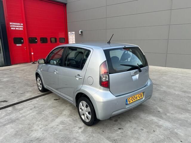 Occasion Daihatsu Sirion 69 PK (50 kW) 2012 Grijs Hatchback