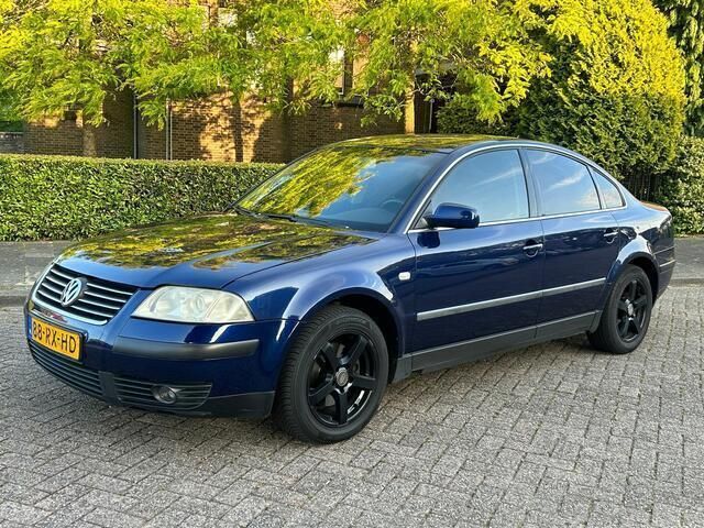 Blauw Gebruikt 2005 VW Passat Sedan | € 1.450 (Goede deal) - Afbeelding 1/4