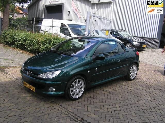 Groen, metallic lak Gebruikt 2002 Peugeot 206 CC Roland Garros Cabriolet | € 1.750 (Eerlijke prijs) - Afbeelding 1/4