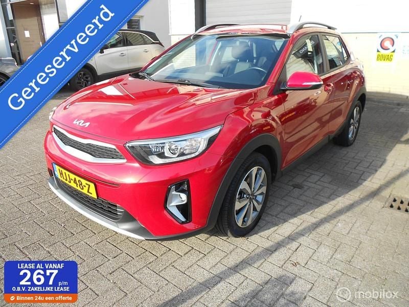 Rood Gebruikt 2023 Kia Stonic Play SUV | € 19.950 (Eerlijke prijs) - Afbeelding 1/4