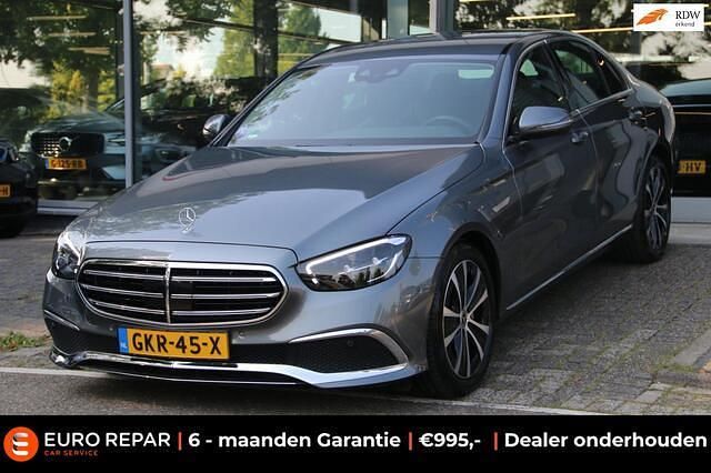 Grijs, metallic lak Gebruikt 2023 Mercedes E220 Luxury Sedan | € 44.995 - Afbeelding 1/4