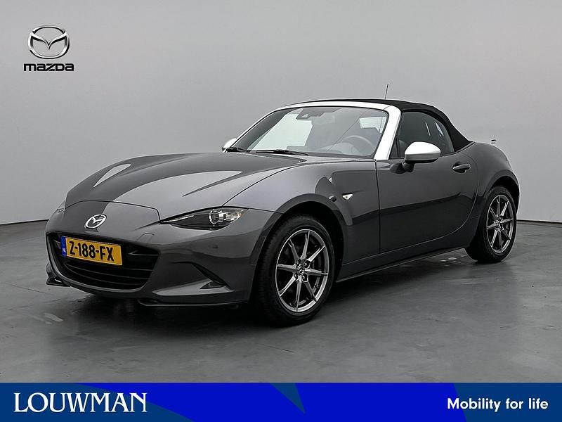 Grijs, metallic lak Gebruikt 2023 Mazda MX5 Luxury Cabriolet | € 29.445 (Goede deal) - Afbeelding 1/4
