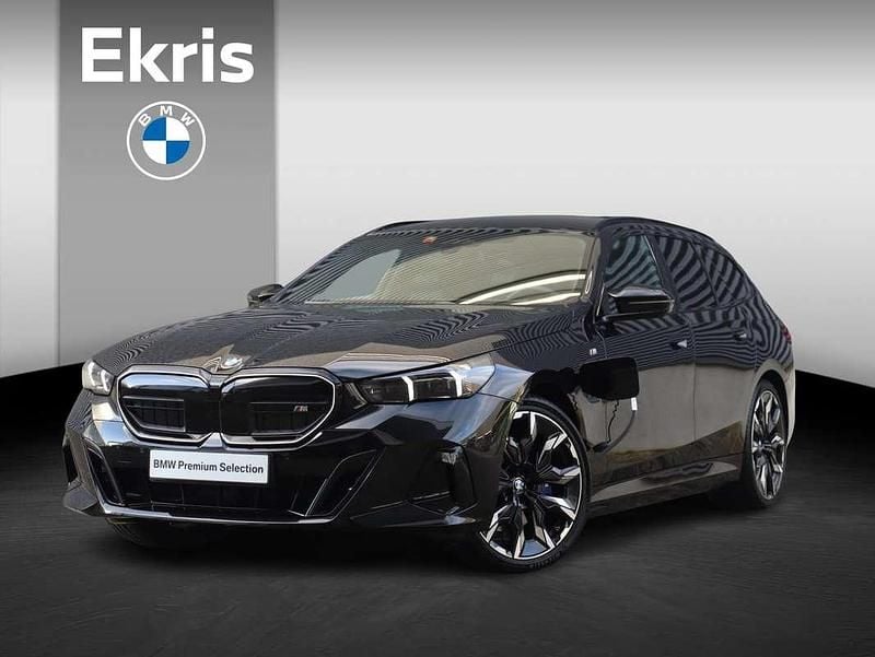 Zwart (metallic) Gebruikt 2025 BMW 550e M Sport Stationwagen | € 89.900 - Afbeelding 1/4