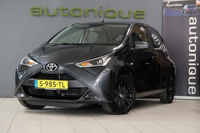 Grijs Occasion 2021 Toyota Aygo Hatchback | € 9.895 (Goede deal) - Afbeelding 1/4