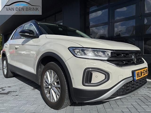 Beige Occasion 2022 VW T-Roc Life SUV | € 24.900 (Super prijs) - Afbeelding 1/4