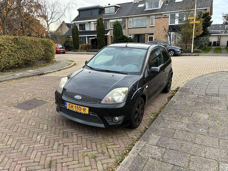 Zwart Gebruikt 2008 Ford Fiesta Hatchback | € 1.800 (Eerlijke prijs) - Afbeelding 1/4