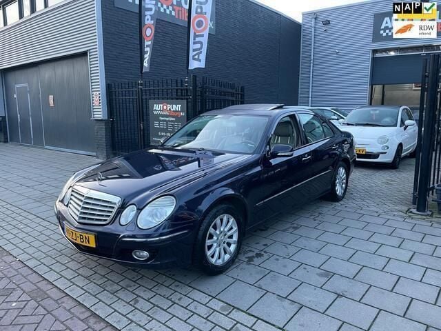 Blauw, metallic lak Gebruikt 2006 Mercedes E320 Elegance Sedan | € 4.999 (Goede deal) - Afbeelding 1/4