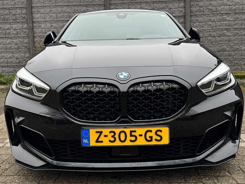Zwart Gebruikt 2020 BMW M135 Hatchback | € 35.450 (Eerlijke prijs) - Afbeelding 1/4
