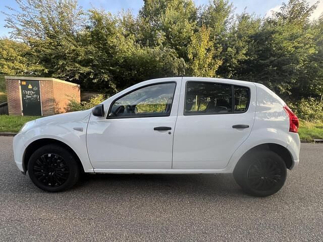 Wit Gebruikt 2009 Dacia Sandero Hatchback | € 1.395 (Goede deal) - Afbeelding 1/4