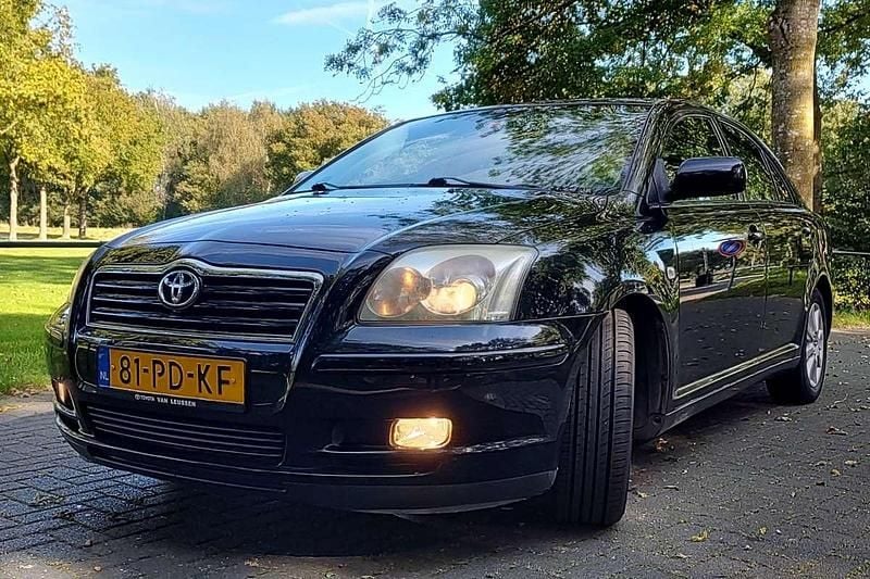 Zwart Gebruikt 2004 Toyota Avensis Luna Hatchback | € 3.495 (Eerlijke prijs) - Afbeelding 1/4