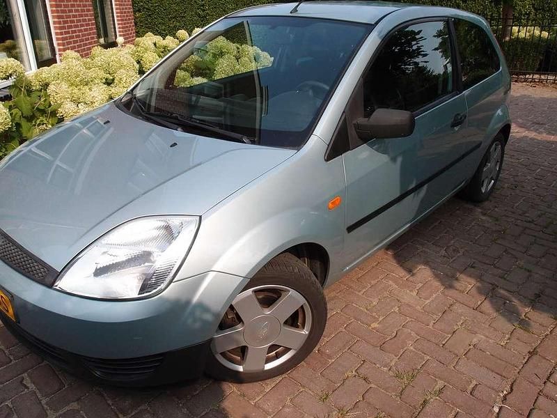 Occasion Ford Fiesta 69 PK (50 kW) 2004 Zilver Hatchback