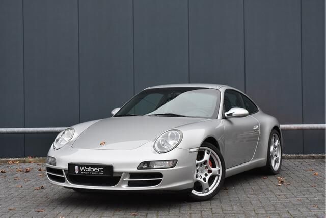 Grijs, metallic lak Gebruikt 2005 Porsche 911 Carrera S Coupé | € 46.950 (Eerlijke prijs) - Afbeelding 1/4