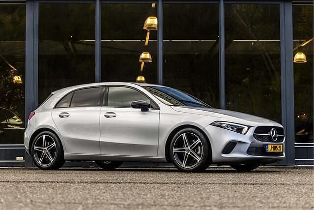 Grijs Gebruikt 2019 Mercedes A180 Business Hatchback | € 20.950 (Eerlijke prijs) - Afbeelding 1/4