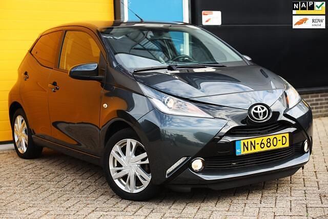 Grijs Gebruikt 2017 Toyota Aygo Sport Hatchback | € 11.999 (Eerlijke prijs) - Afbeelding 1/4