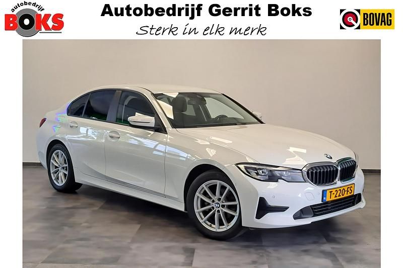 Wit Occasion 2021 BMW 318 Executive Sedan | € 29.948 (Iets duurder) - Afbeelding 1/3