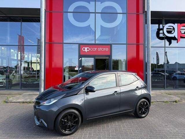 Grijs, metallic lak Gebruikt 2015 Toyota Aygo X-play Hatchback | € 6.450 (Eerlijke prijs) - Afbeelding 1/4