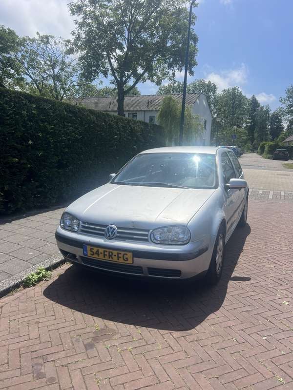 Grijs Gebruikt 2000 VW Golf IV Trendline Sedan | € 600 (Eerlijke prijs) - Afbeelding 1/4