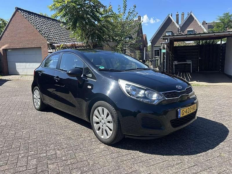 Zwart Gebruikt 2011 Kia Rio MPV | € 4.000 (Eerlijke prijs) - Afbeelding 1/4