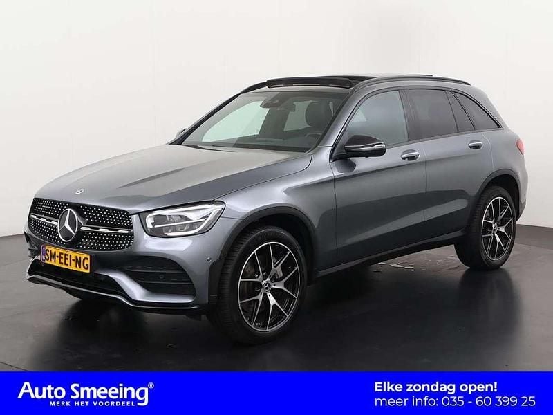 Selenite gray metallic finish (992u) Occasion 2022 Mercedes GLC300e AMG SUV | € 49.895 (Eerlijke prijs) - Afbeelding 1/4