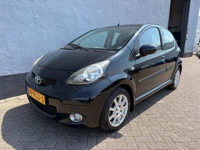 Zwart Gebruikt 2010 Toyota Aygo Comfort Hatchback | € 2.950 (Eerlijke prijs) - Afbeelding 1/4
