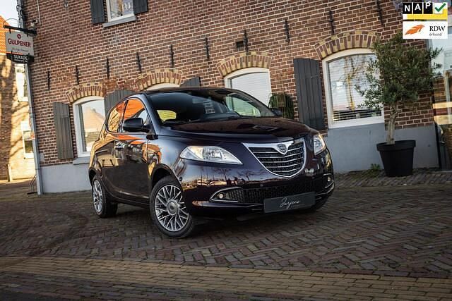 Paars Gebruikt 2012 Lancia Ypsilon Platinum Hatchback | € 6.350 (Eerlijke prijs) - Afbeelding 1/4