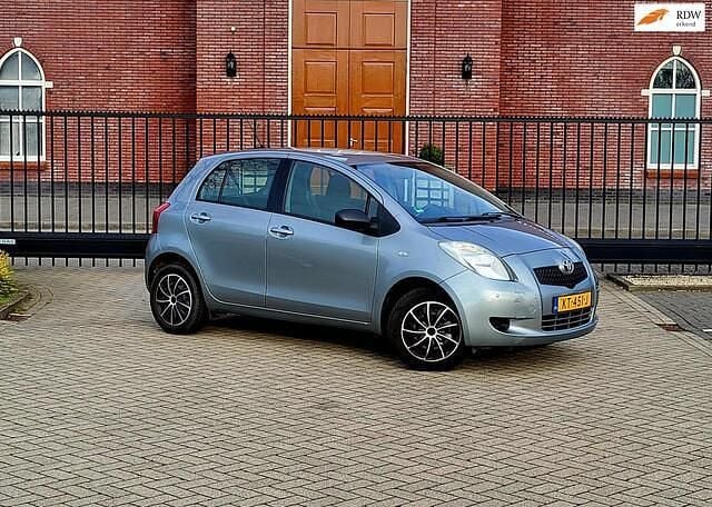Grijs Occasion 2006 Toyota Yaris Sol Hatchback | € 4.150 (Eerlijke prijs) - Afbeelding 1/4