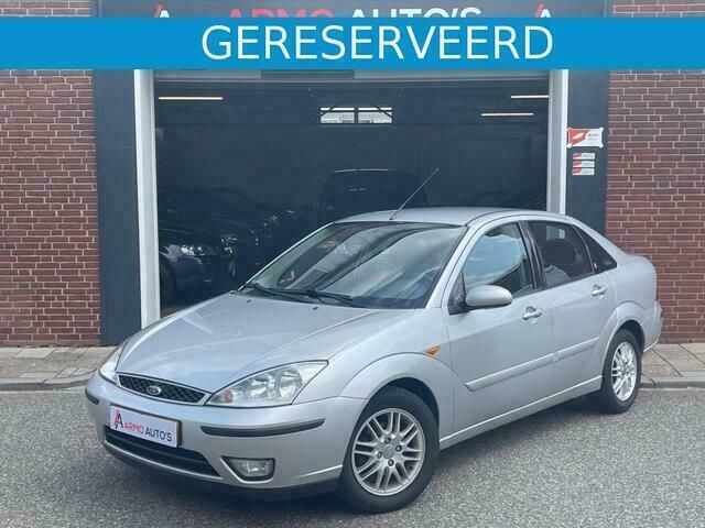 Grijs Gebruikt 2002 Ford Focus Ghia Sedan | € 1.250 (Goede deal) - Afbeelding 1/4