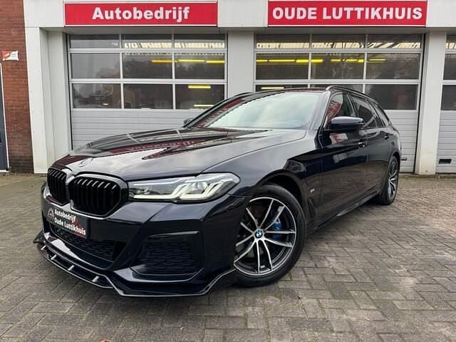 Blauw (metallic) Occasion 2020 BMW 530e M Sport Stationwagen | € 32.945 (Eerlijke prijs) - Afbeelding 1/4