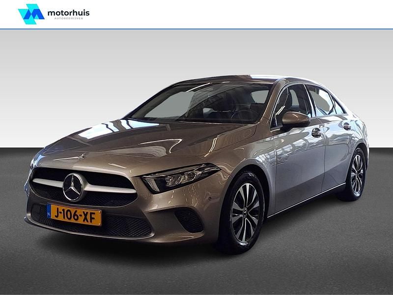 Grijs Gebruikt 2020 Mercedes A180 Business Sedan | € 22.925 (Goede deal) - Afbeelding 1/4