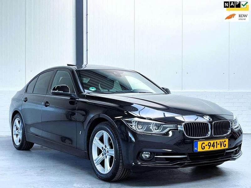 Zwart, metallic lak Gebruikt 2018 BMW 330e Executive Sedan | € 19.750 (Goede deal) - Afbeelding 1/4