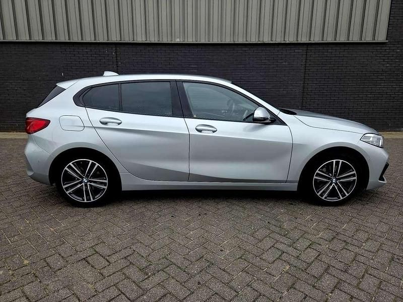 Occasion BMW 118 Sport Line 136 PK (100 kW) 2021 Zilver Hatchback