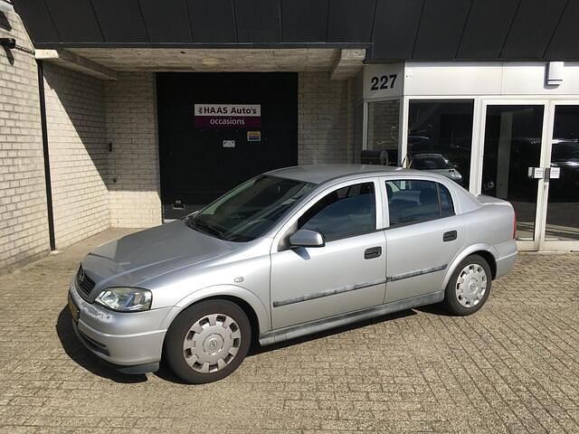 Grijs Gebruikt 2002 Opel Astra Edition Sedan | € 1.499 (Eerlijke prijs) - Afbeelding 1/4