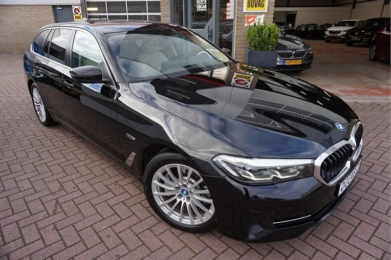 Zwart Occasion 2022 BMW 530e Stationwagen | € 33.285 (Super prijs) - Afbeelding 1/4