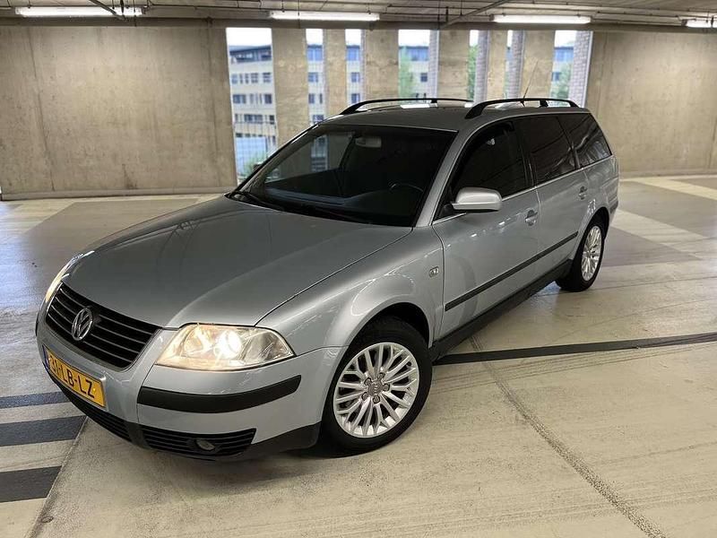 Blauw Gebruikt 2002 VW Passat Stationwagen | € 2.750 (Duur) - Afbeelding 1/4