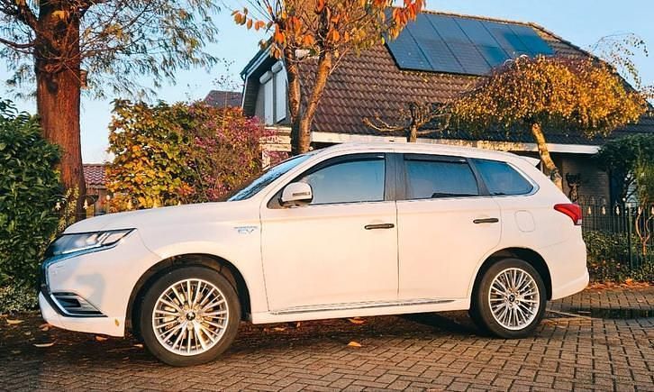 Gebruikt 2020 Mitsubishi Outlander Instyle SUV | € 23.999 (Eerlijke prijs) - Afbeelding 1/4