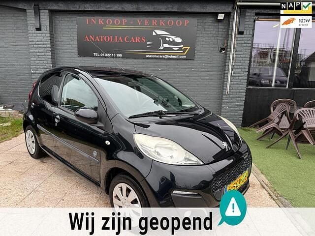 Zwart Gebruikt 2013 Peugeot 107 Envy Hatchback | € 2.490 (Goede deal) - Afbeelding 1/4