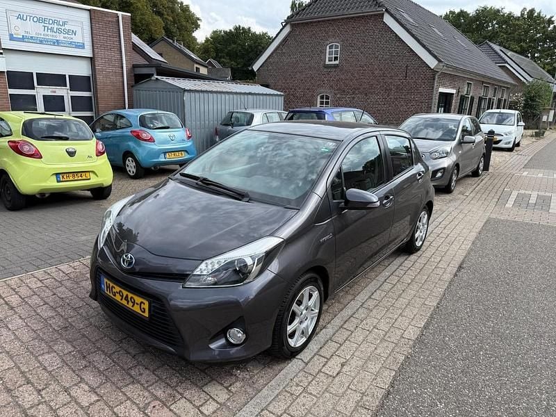 Grijs Gebruikt 2014 Toyota Yaris Hybrid Hatchback | € 8.950 (Eerlijke prijs) - Afbeelding 1/4
