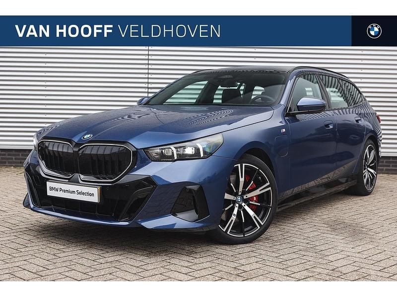 Blauw Gebruikt 2025 BMW 550e M Sport Stationwagen | € 93.950 (Eerlijke prijs) - Afbeelding 1/4