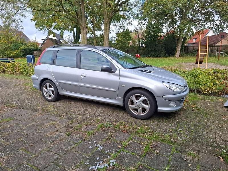 Zilver Gebruikt 2005 Peugeot 206 Stationwagen | € 1.850 (Iets duurder) - Afbeelding 1/4