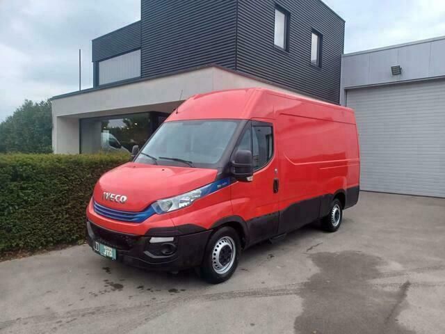 Rood Gebruikt 2019 Iveco Daily MPV | € 22.990 - Afbeelding 1/4