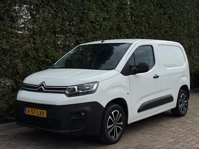 Wit Occasion 2022 Citroën Berlingo PureTech MPV | € 18.890 (Goede deal) - Afbeelding 1/4