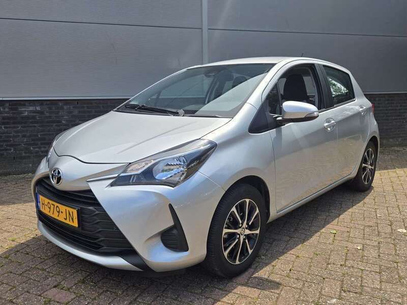 Grijs Gebruikt 2020 Toyota Yaris Connect Style Hatchback | € 15.480 (Eerlijke prijs) - Afbeelding 1/4