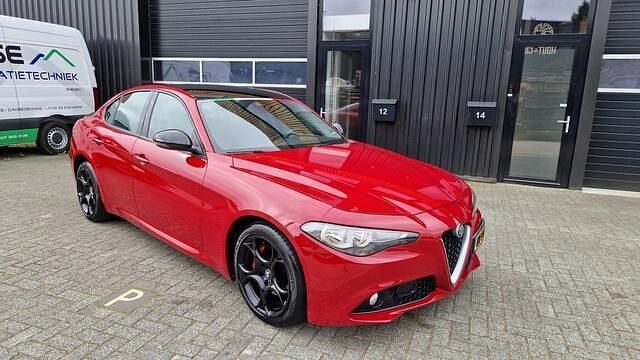 Rood Gebruikt 2017 Alfa Romeo Giulia Business Sedan | € 11.999 (Eerlijke prijs) - Afbeelding 1/4