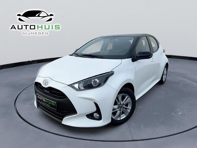 Wit Occasion 2024 Toyota Yaris Hatchback | € 20.745 (Super prijs) - Afbeelding 1/4