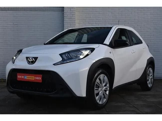 Wit Gebruikt 2024 Toyota Aygo X Play SUV | € 21.599 (Iets duurder) - Afbeelding 1/4